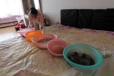 印江楼上漏水，住户失联，小区没物管，业主维权难！律师来支招……